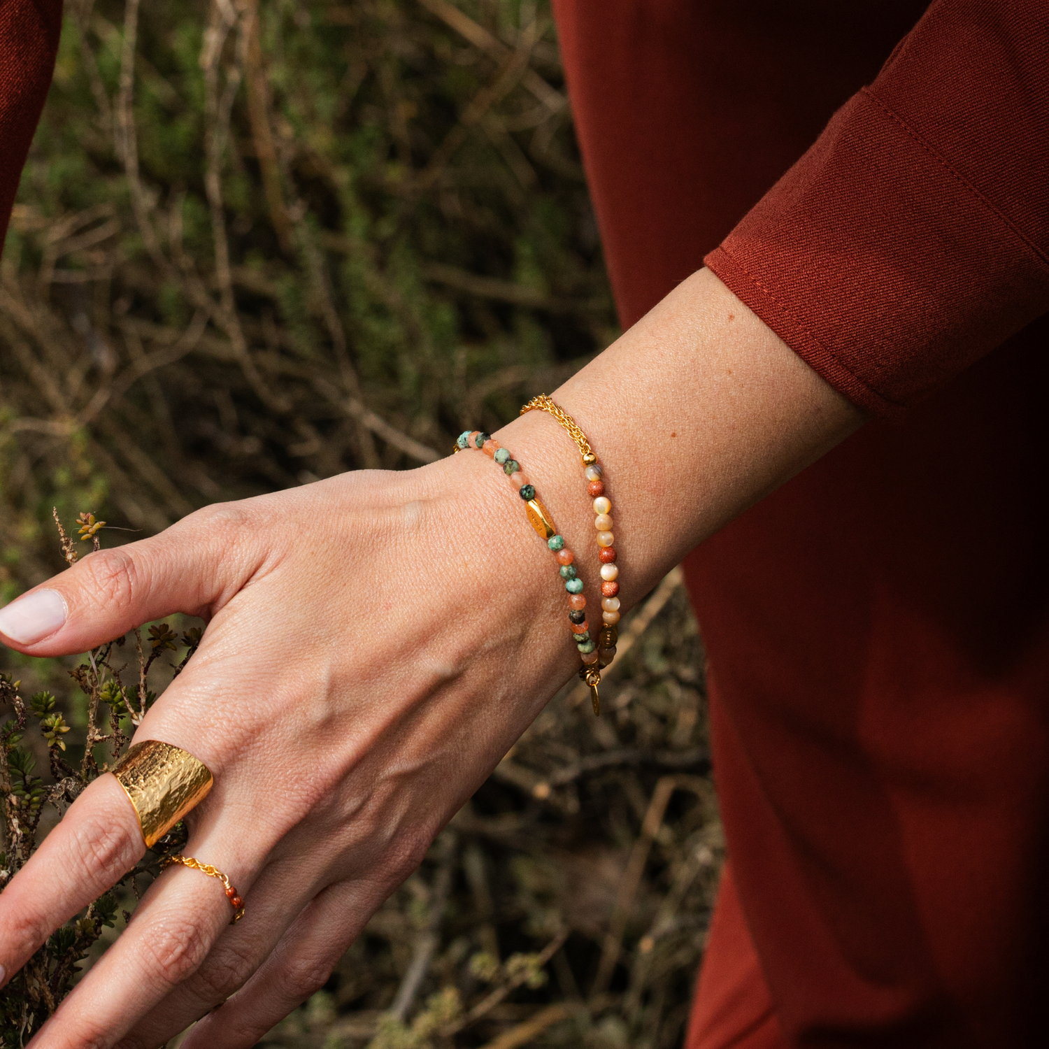 Bracelet or et pierres naturelles sans fermoir