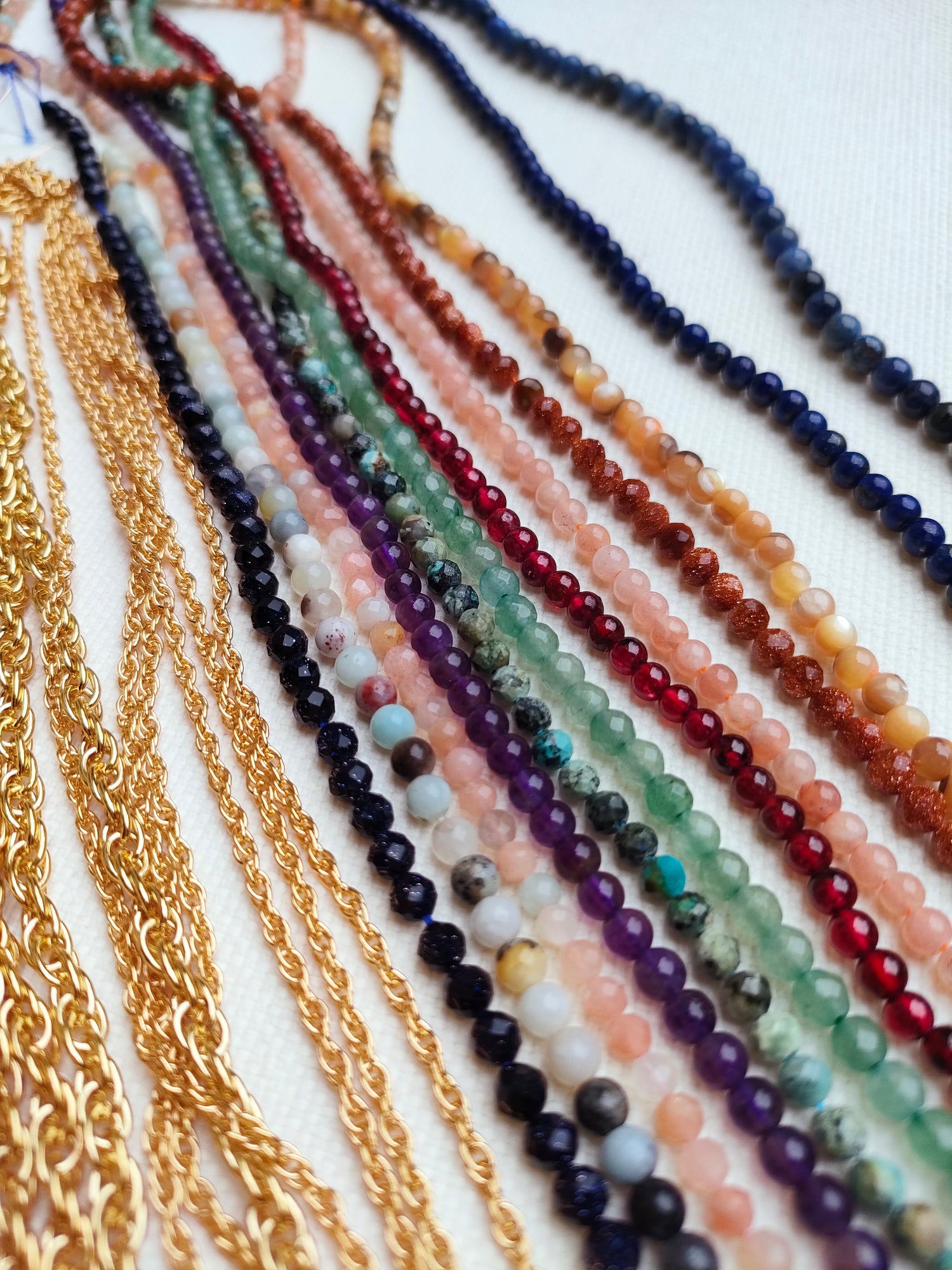 Grand choix de perles en atelier DIY pour fabriquer soi-même son bijou