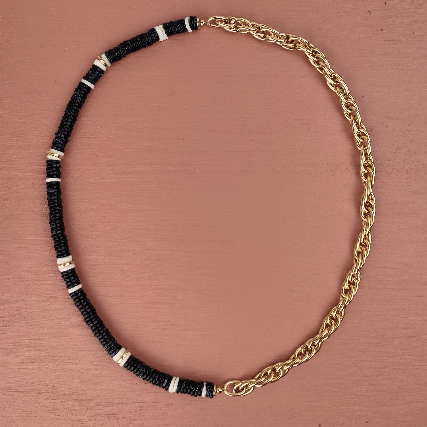 Collier bi-matière plaqué or et perles sans fermoir facile à vivre 