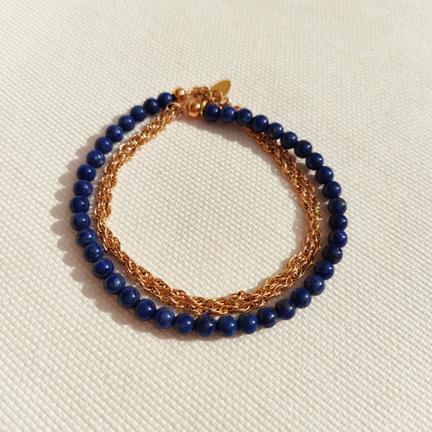 bracelet sans fermoir double tour plaqué or et lapis lazuli