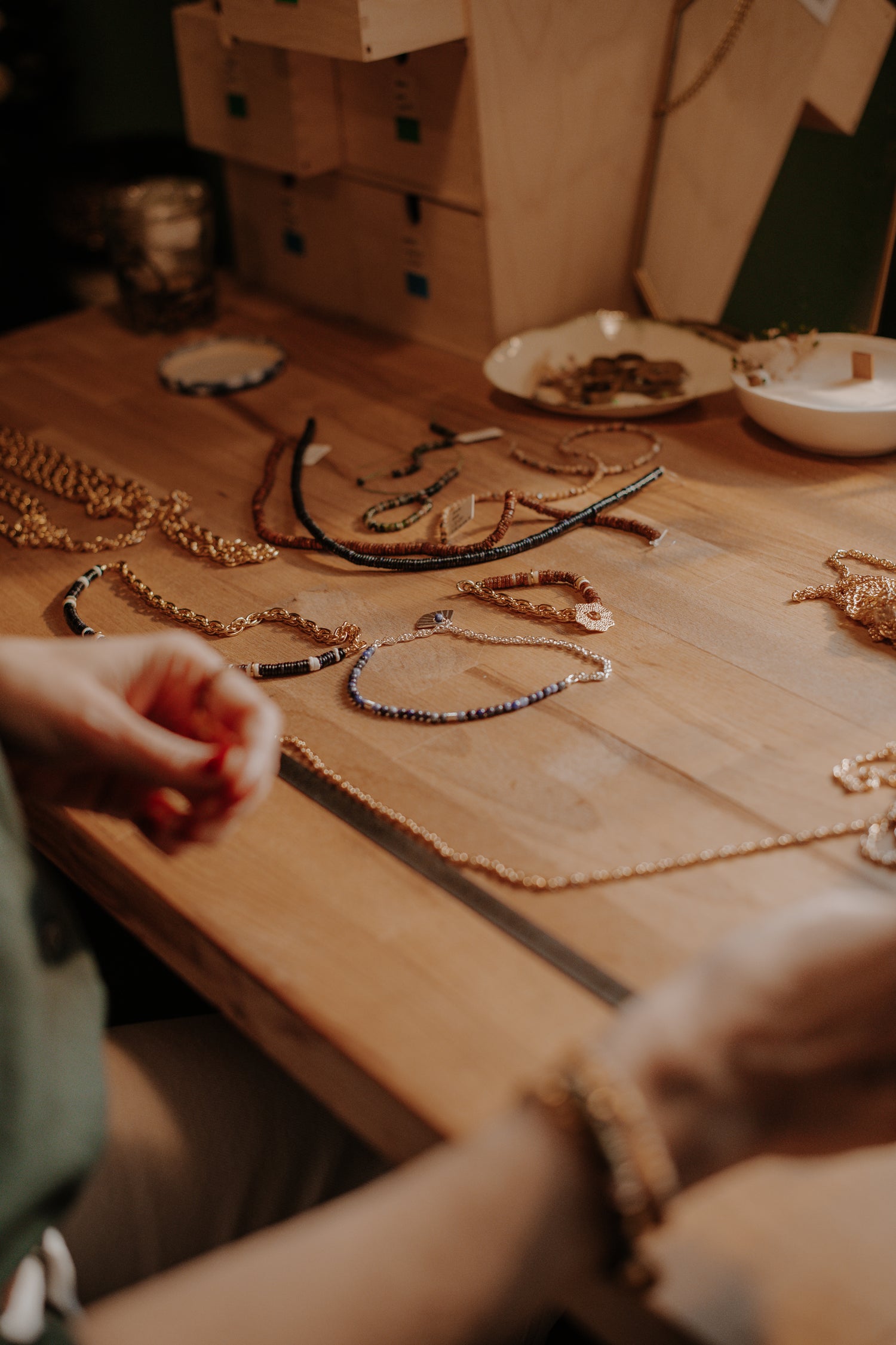 La fabrication des bijoux LAURIE L. dans l'atelier de la marque